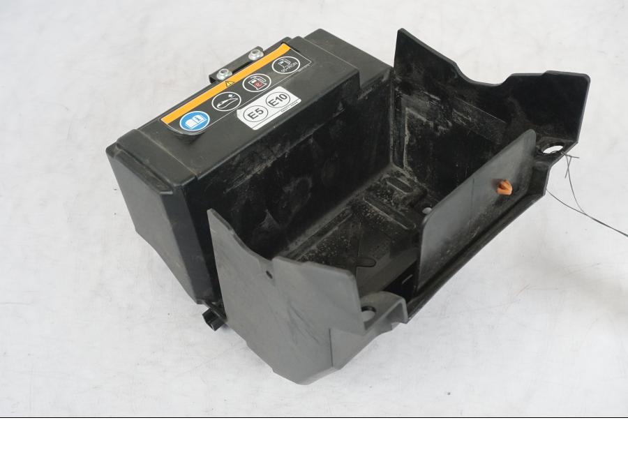 Framsidan på Batterihållare från en Kawasaki Z 900 -2019 motorcykel.