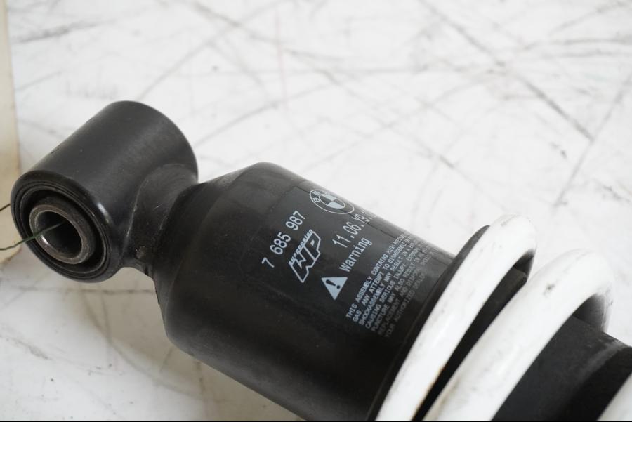 Baksidan på Stötdämpare från en BMW K 1200 R Sport -2007 motorcykel.