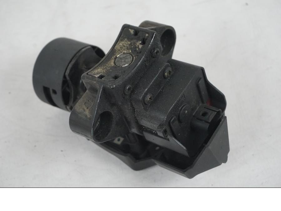 Extrabild5 på <p>Låssats från BMW R 1200 GS 2006.</p>

<p>1st nyckel, plastnyckel, tändningslås, sadellås och tanklock.</p>

<p>Repor finns på tanklocket se bild.</p> motorcykel.