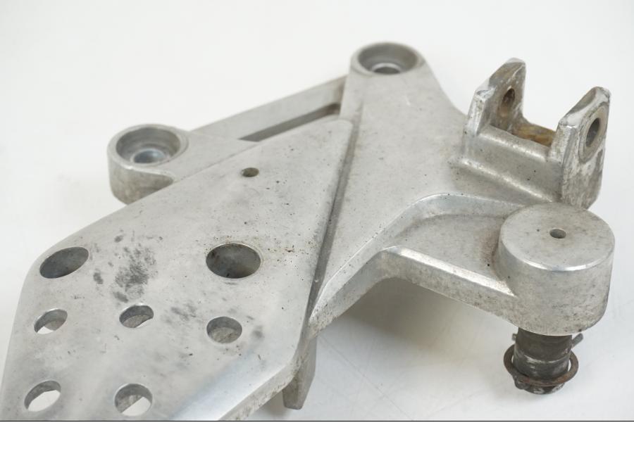 Snett uppifrån på Fotpinnefäste från en Honda CBR 125 R -2006 motorcykel.