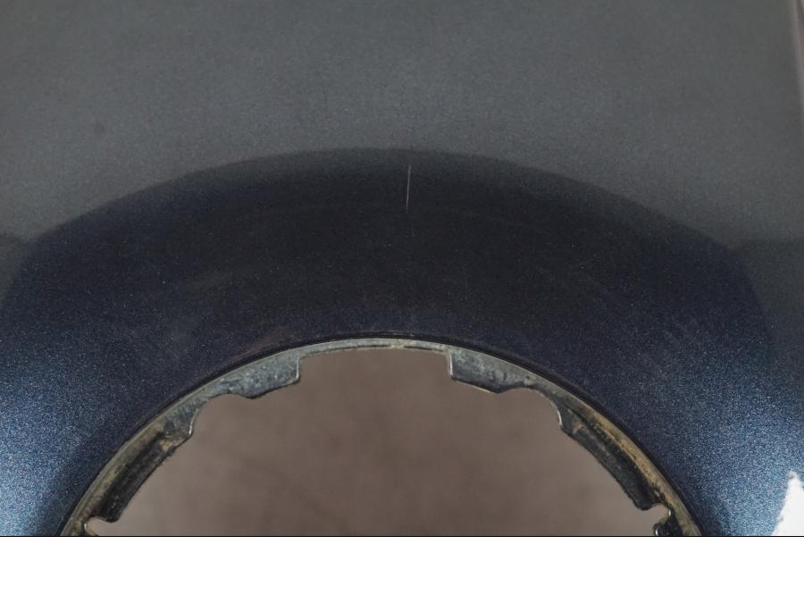 Snett nerifrån på Bensintankskåpa från en BMW R 1200 GS -2005 motorcykel.