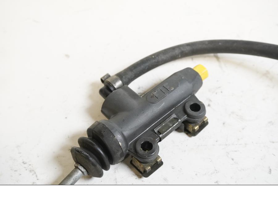 Höger sida på Bromshuvudcylinder från en BMW R 1100 RT -2000 motorcykel.