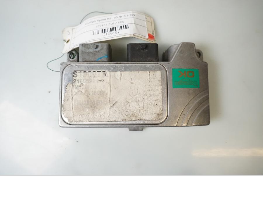 Framsidan på CDI / ECU från en Triumph Sprint RS -2000 motorcykel.