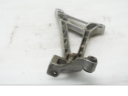 Baksidan på Fotpinnefäste från en Honda VFR 750 -1990 motorcykel.