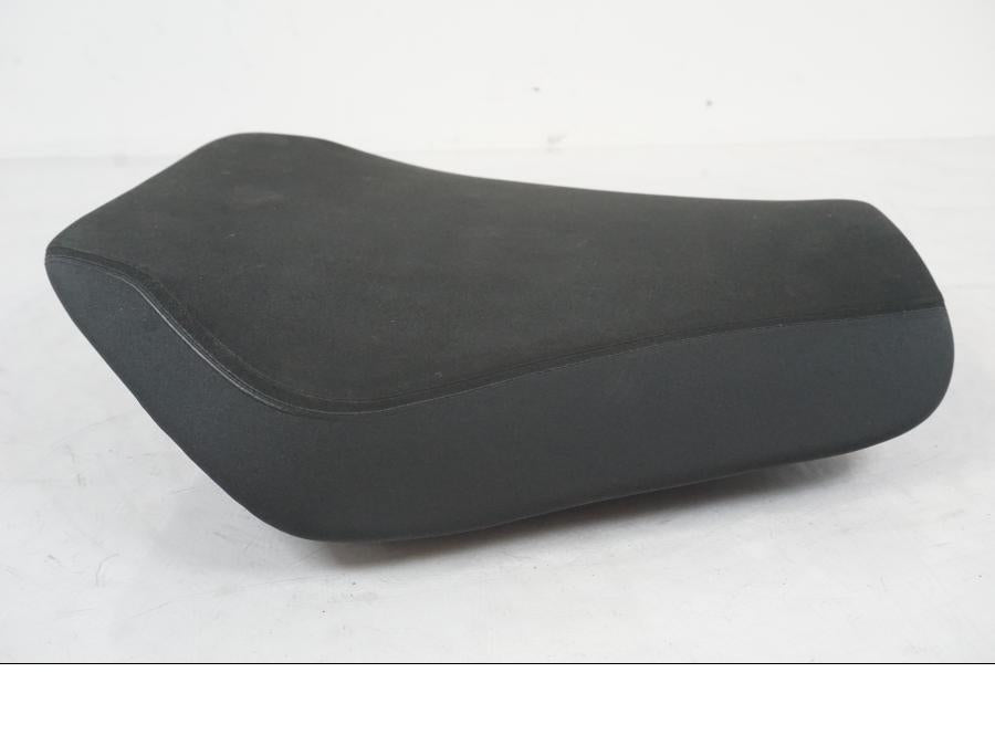 Baksidan på Sadel från en KTM 1290 Super Duke R EVO -2023 motorcykel.