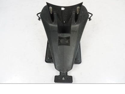 Snett nerifrån på Skylthållare från en Kawasaki ZZ-R 1400 -2009 motorcykel.