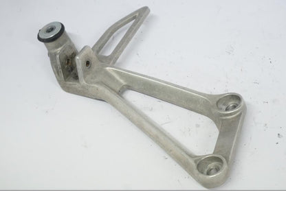 Höger sida på Fotpinnefäste från en Honda CB 500 X -2015 motorcykel.