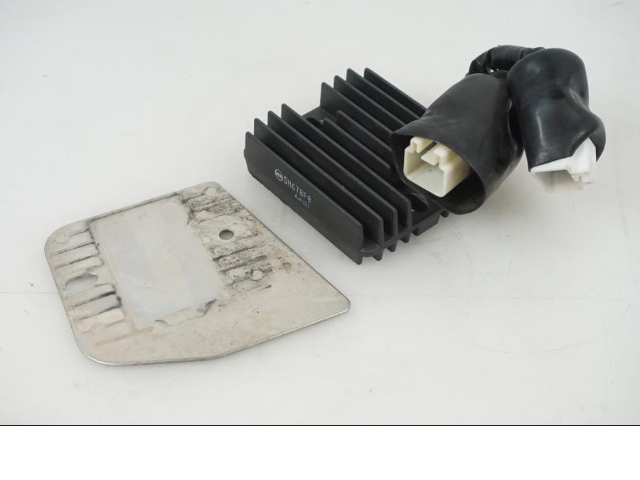 Framsidan på Likriktare från en Honda CBR 1000 -2005 motorcykel.