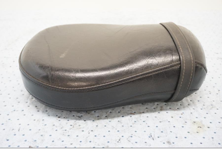 Framsidan på Sadel från en Yamaha XV 1600 -1999 motorcykel.