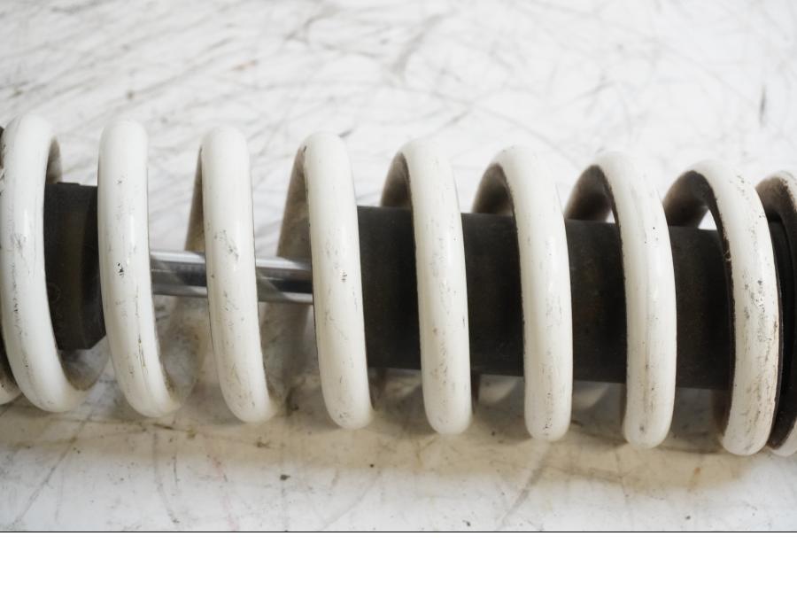 Snett uppifrån på Stötdämpare från en Yamaha WR 125 -2009 motorcykel.