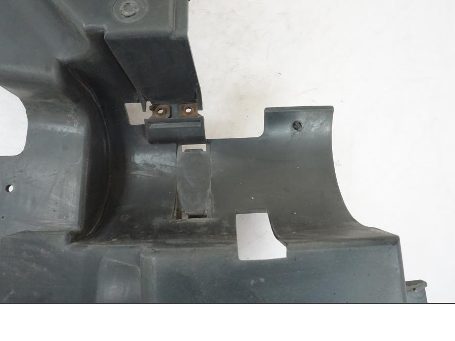 Höger sida på Plast från en Yamaha XVS 1100 -2000 motorcykel.