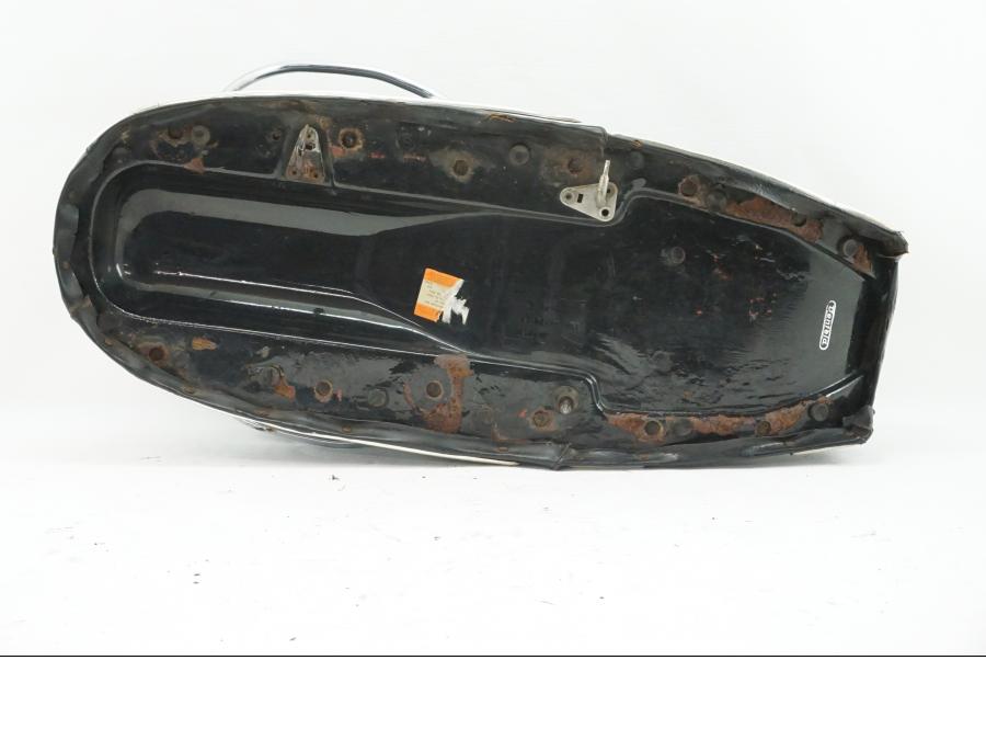 Vänster sida på Sadel från en BMW R 90 -1975 motorcykel.