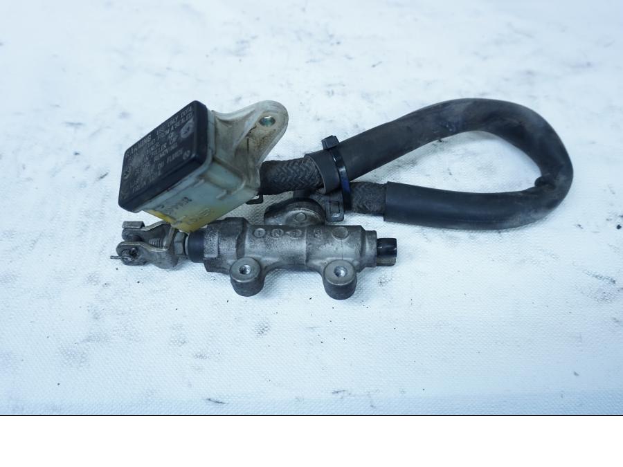 Framsidan på Bromshuvudcylinder från en Honda VFR 750 -1992 motorcykel.