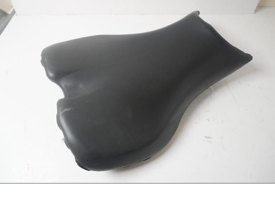 Framsidan på Sadel från en Triumph Daytona 675 -2006 motorcykel.