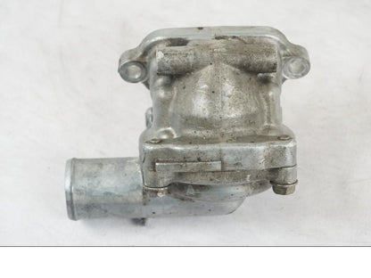 Snett uppifrån på Vattentermostathus från en Kawasaki Z 900 -2019 motorcykel.