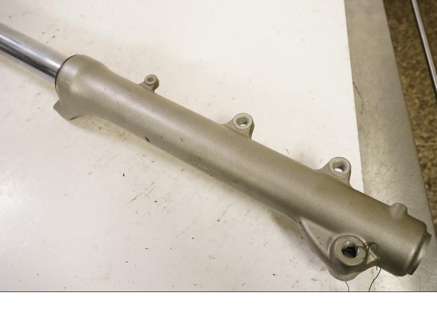 Baksidan på Gaffelben från en Yamaha XV 750 -1995 motorcykel.