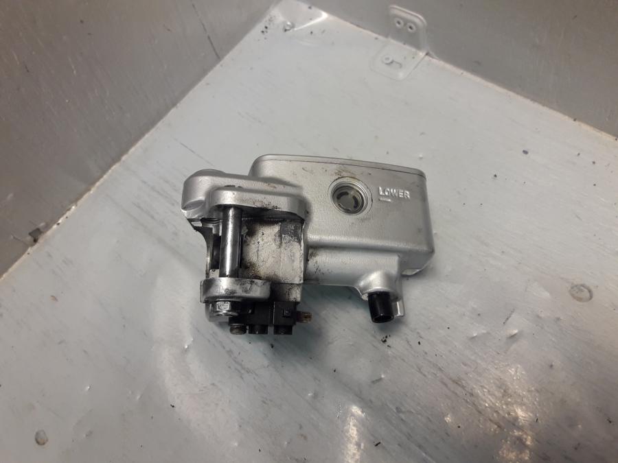 Framsidan på Bromshuvudcylinder från en Suzuki VL 800 -2009 motorcykel.