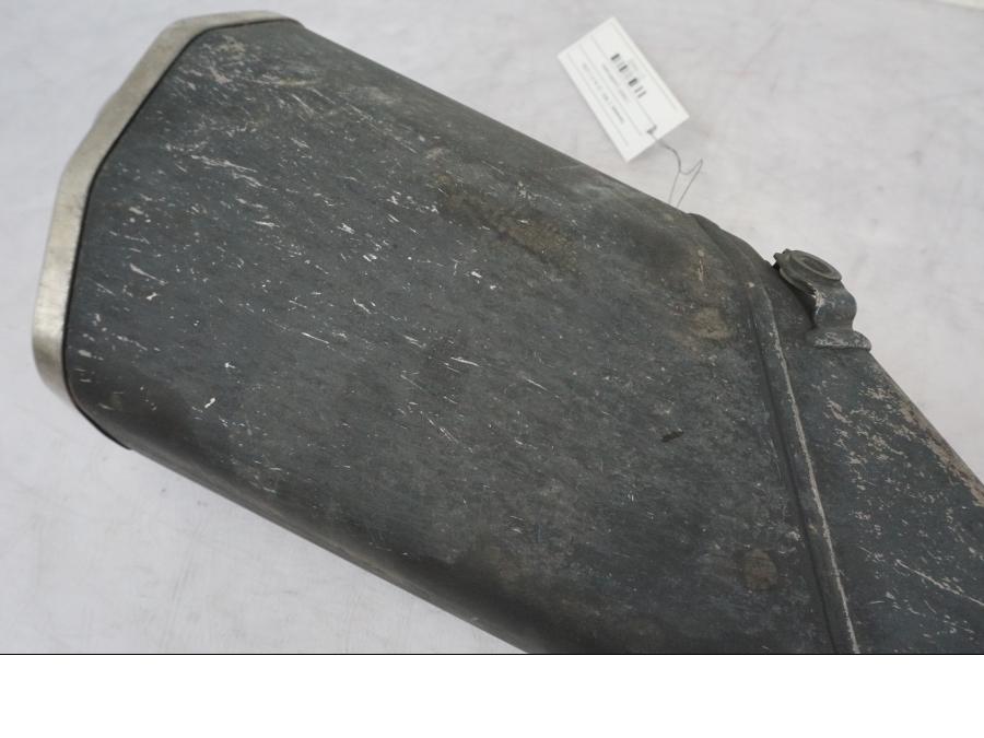 Vänster sida på Ljuddämpare från en Kawasaki Z 900 -2019 motorcykel.