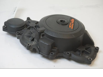 Snett uppifrån på Generatorkåpa från en KTM 1190 Adventure -2015 motorcykel.