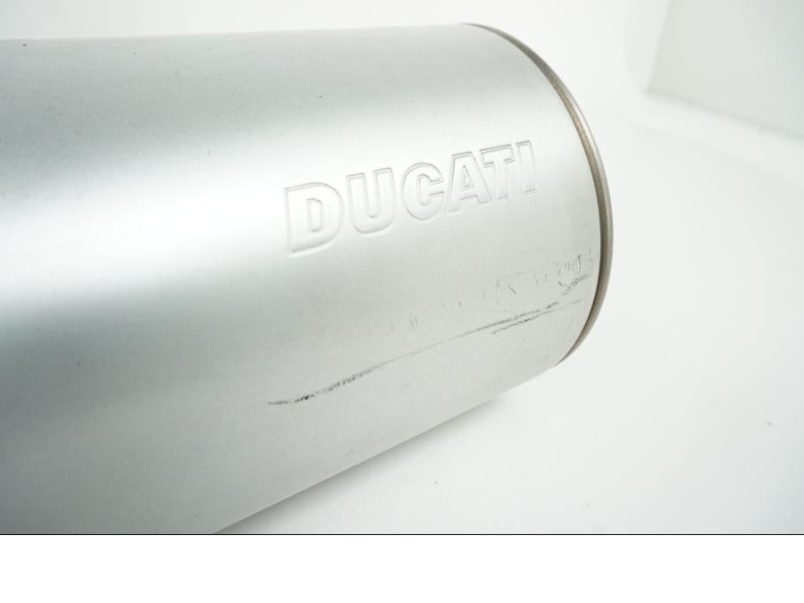 Vänster sida på Ljuddämpare från en Ducati Supersport 800 -2003 motorcykel.