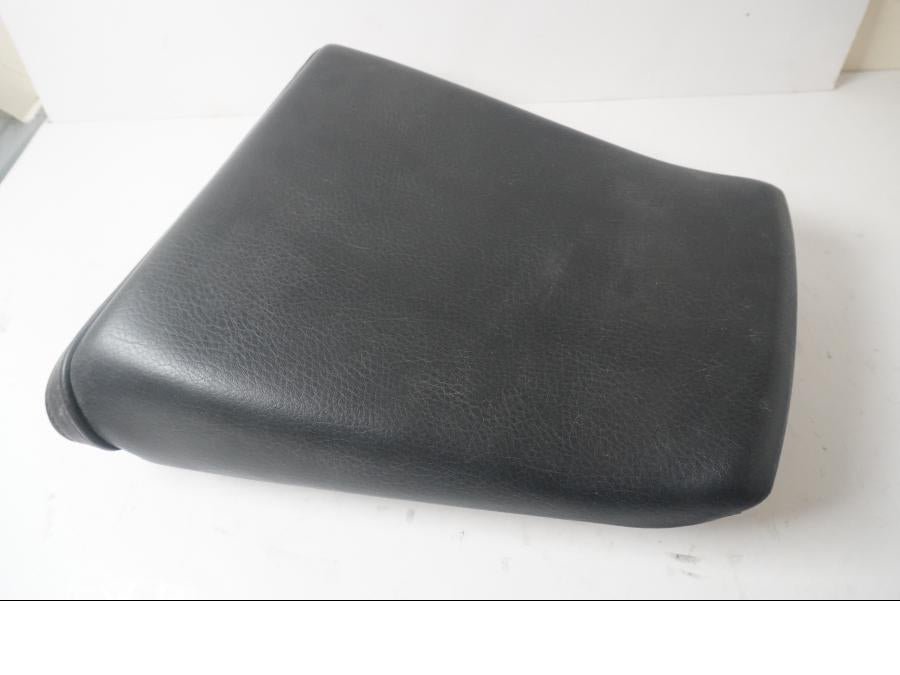 Baksidan på Sadel från en Yamaha YZF 1000 R -2001 motorcykel.