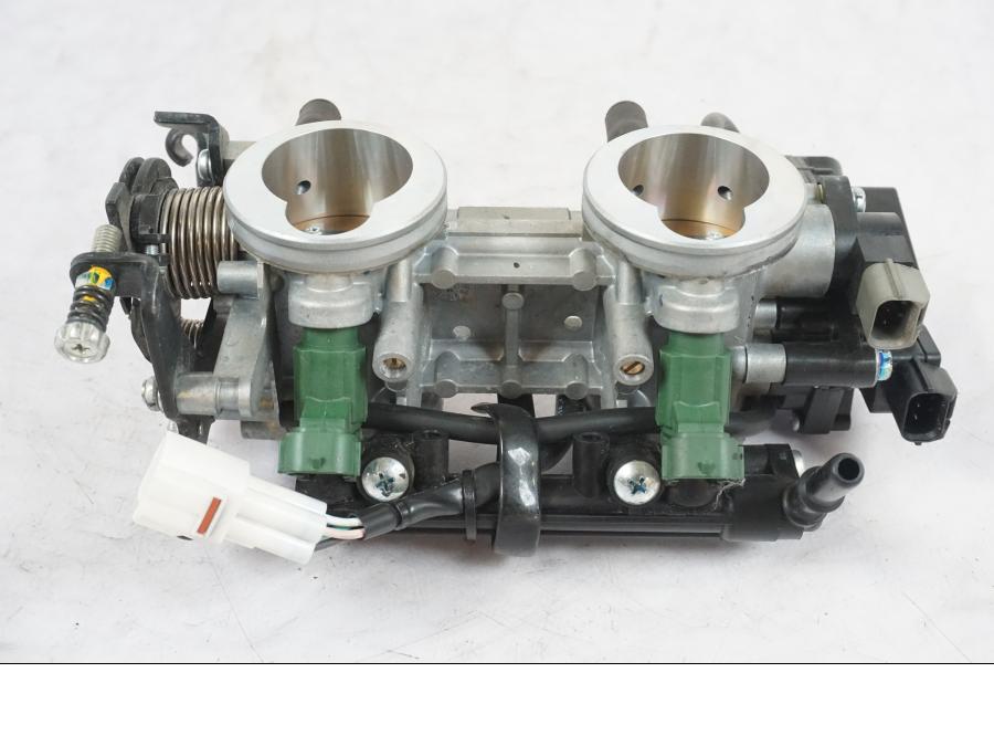 Framsidan på Spjällhus från en Kawasaki ER-6N -2016 motorcykel.