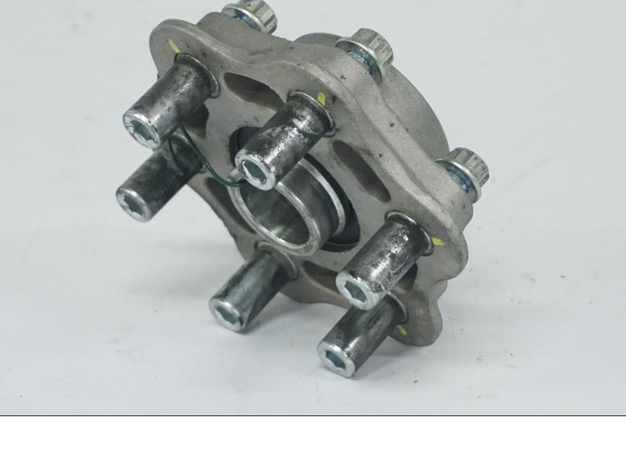 Snett uppifrån på Drevfäste från en Ducati Desert X -2022 motorcykel.