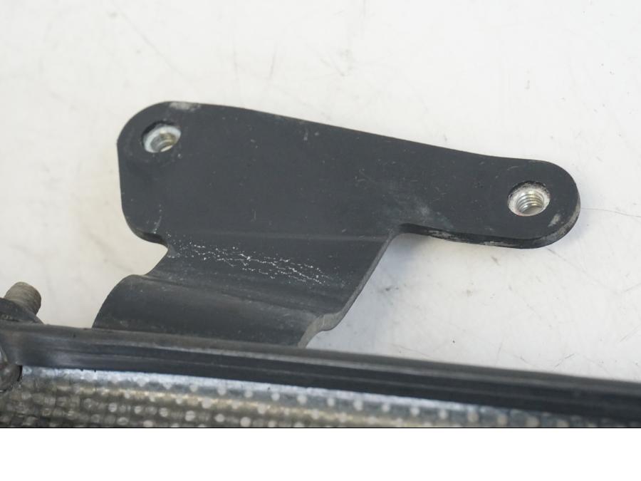 Snett nerifrån på Värmeskydd från en Yamaha YZF 1000 R1 -2004 motorcykel.