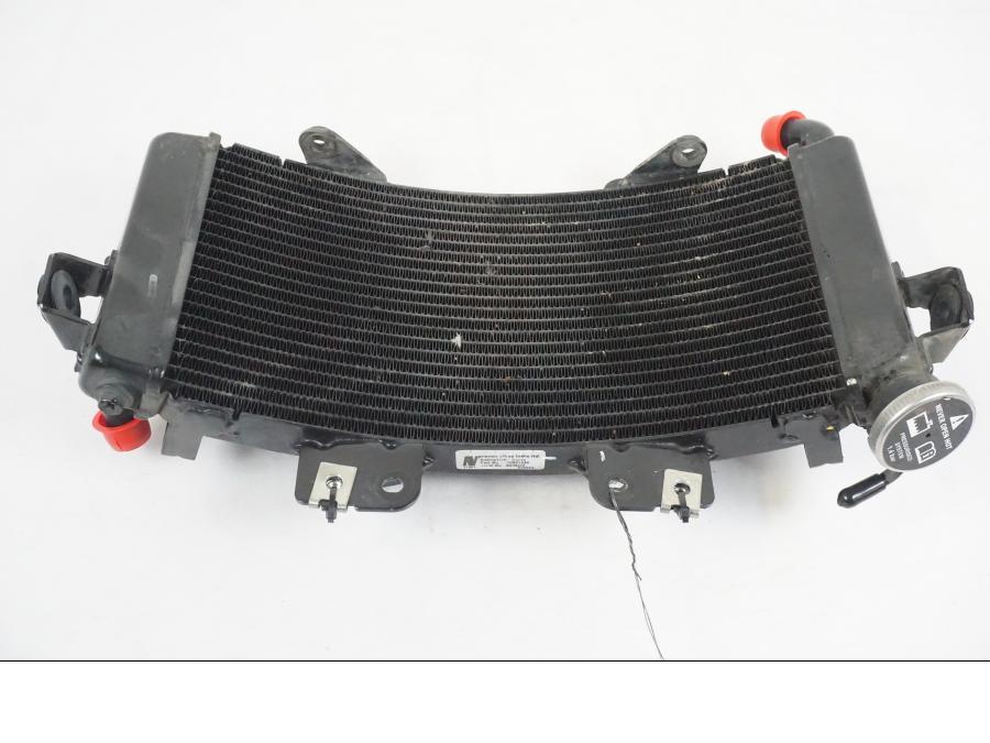 Snett nerifrån på Vattenkyl från en KTM 390 Adventure -2021 motorcykel.