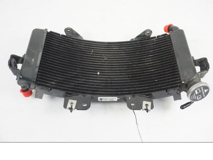 Snett nerifrån på Vattenkyl från en KTM 390 Adventure -2021 motorcykel.