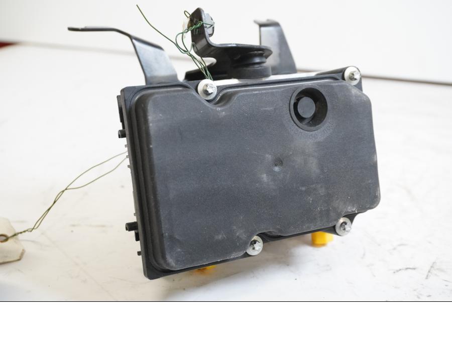 Höger sida på ABS Modulator från en BMW F 800 S -2007 motorcykel.