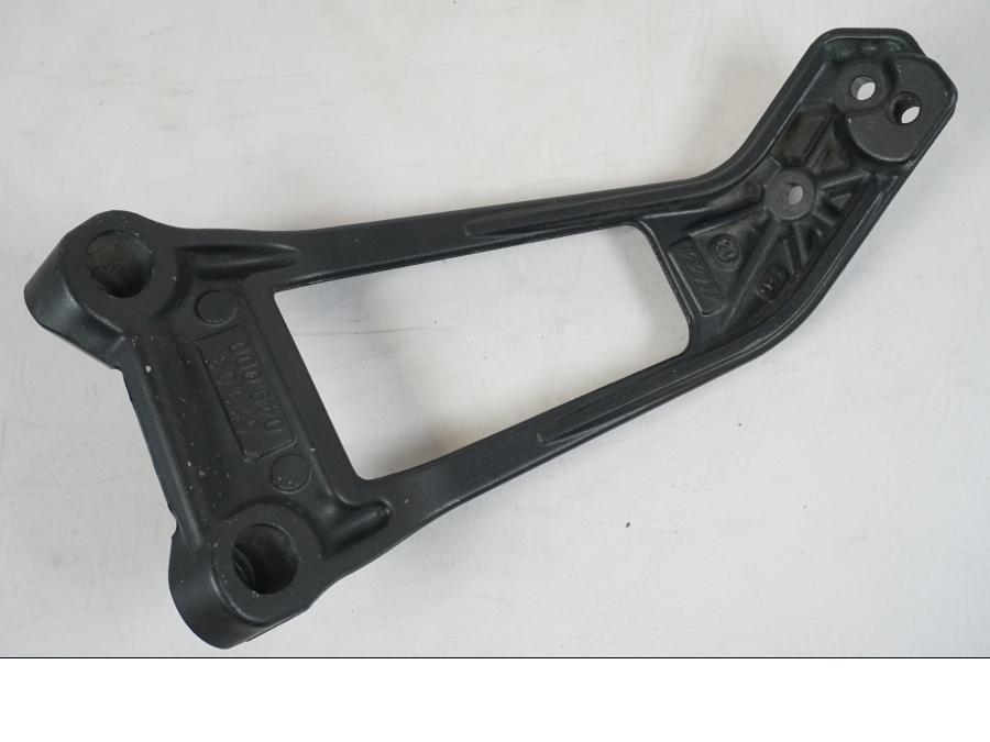 Snett uppifrån på Fotpinnefäste från en KTM 1290 Super Duke R -2018 motorcykel.