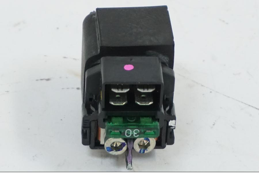 Baksidan på Startrelä från en Honda CB 650 R -2019 motorcykel.