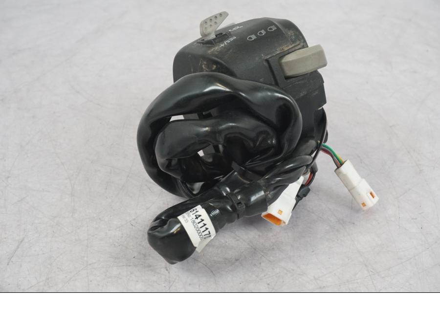 Snett nerifrån på Styrelreglage från en KTM 1290 Super Adventure R -2018 motorcykel.