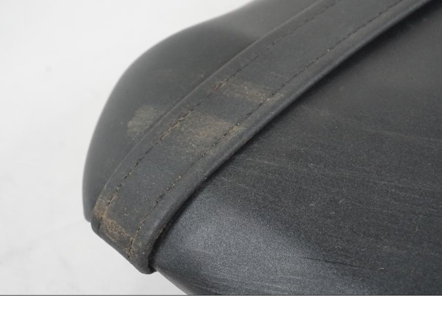 Höger sida på Sadel från en Yamaha YZF 1000 R1 -2007 motorcykel.