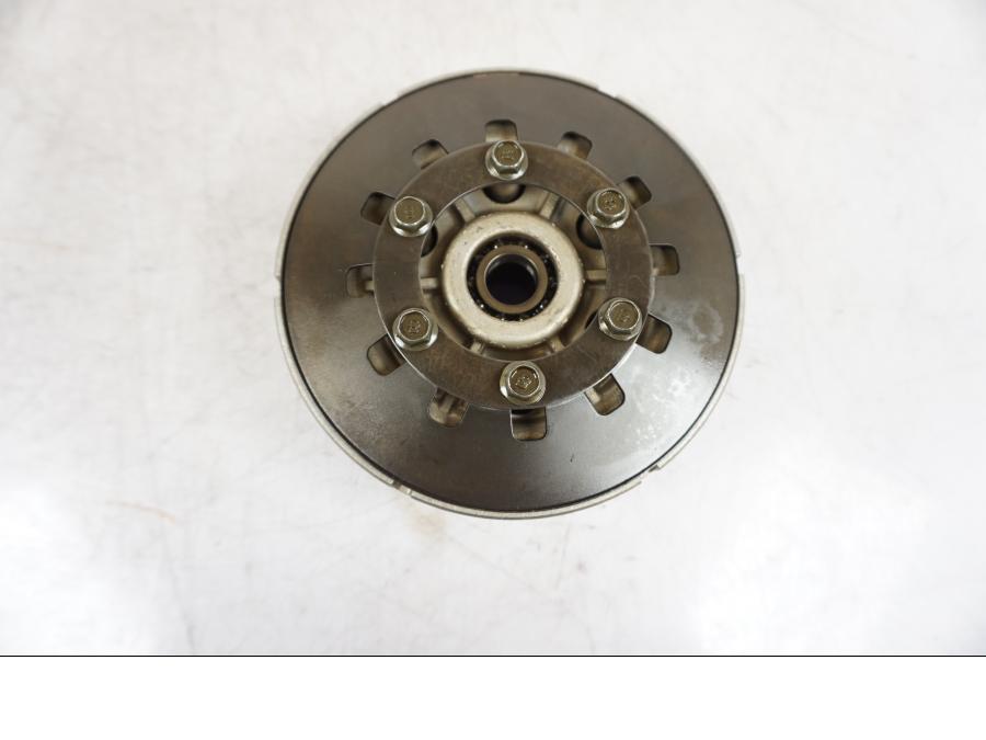 Baksidan på Kopplingskorg från en Yamaha FJR 1300 -2005 motorcykel.