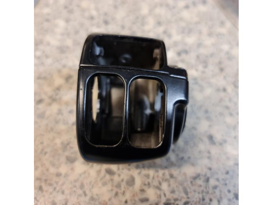 Framsidan på Styrelreglage från en H-D Harley diverse -2000 motorcykel.