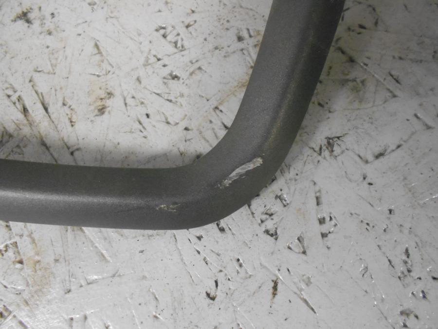 Vänster sida på Passagerarhandtag från en Triumph Tiger 800 -2016 motorcykel.