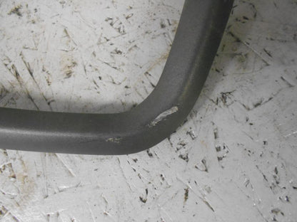 Vänster sida på Passagerarhandtag från en Triumph Tiger 800 -2016 motorcykel.