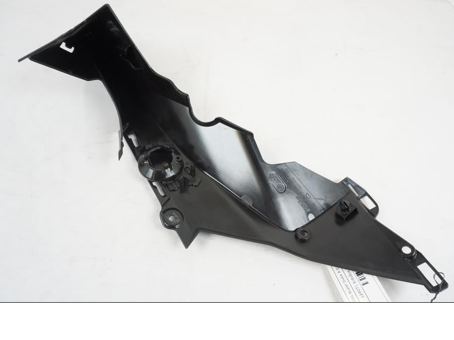 Snett nerifrån på Sidkåpa innerplast från en KTM 1290 Super Duke R EVO -2023 motorcykel.