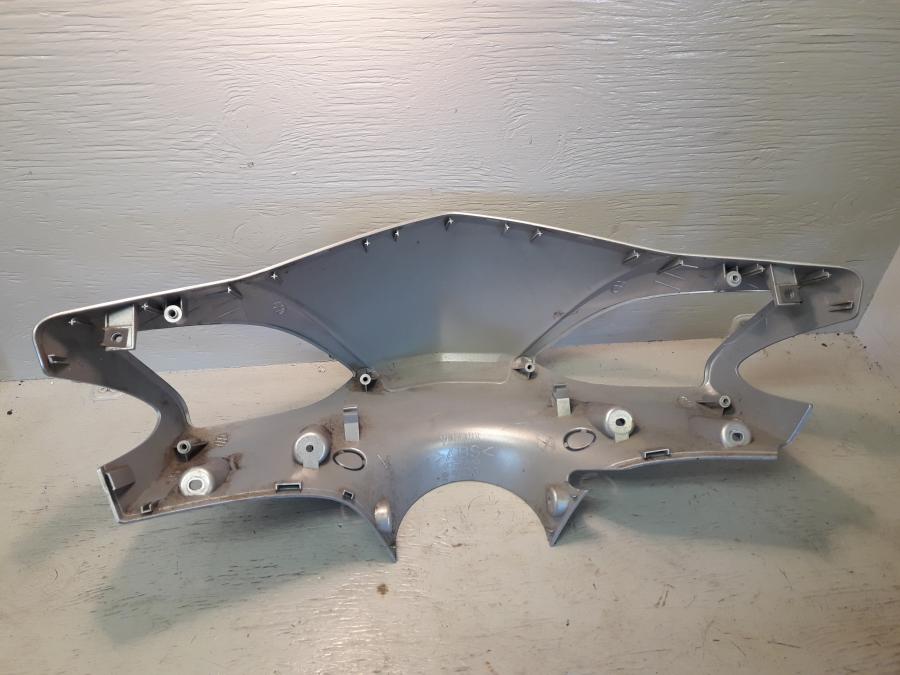 Baksidan på Styrkåpa från en Yamaha Cygnus -2007 motorcykel.