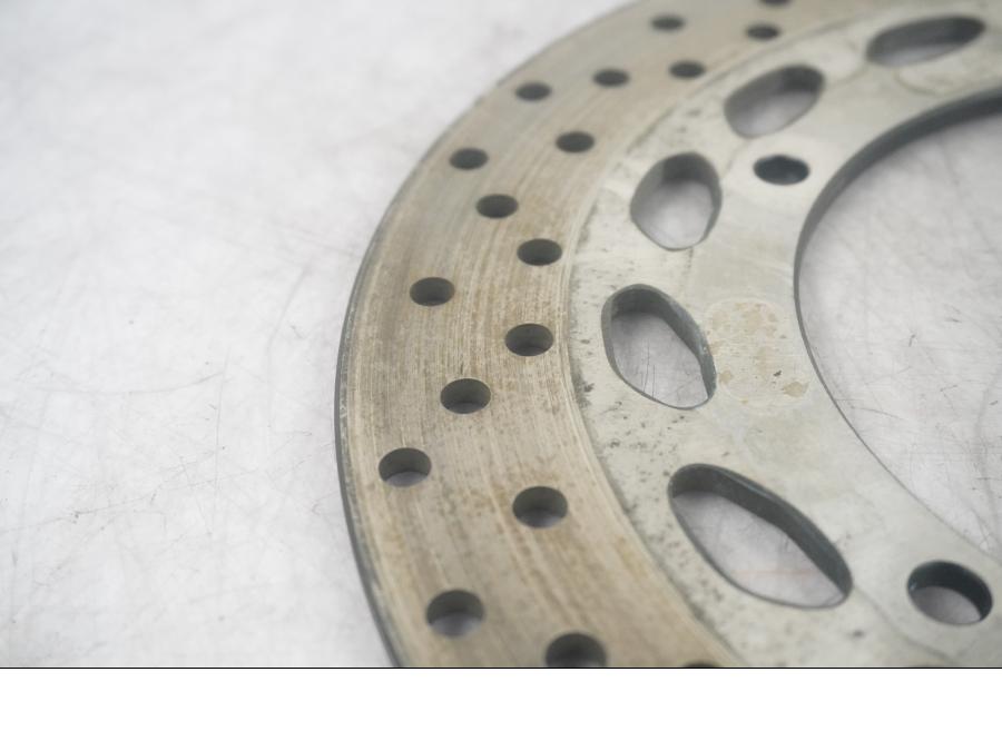 Baksidan på Bromsskiva från en Yamaha FZ-8 -2011 motorcykel.