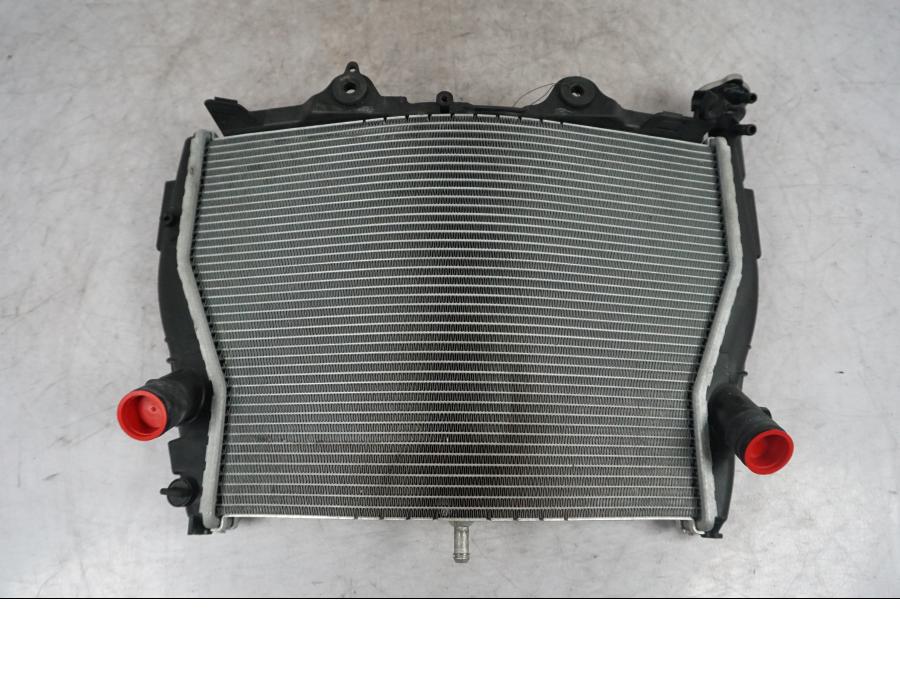 Framsidan på Vattenkyl från en BMW S 1000 XR -2019 motorcykel.