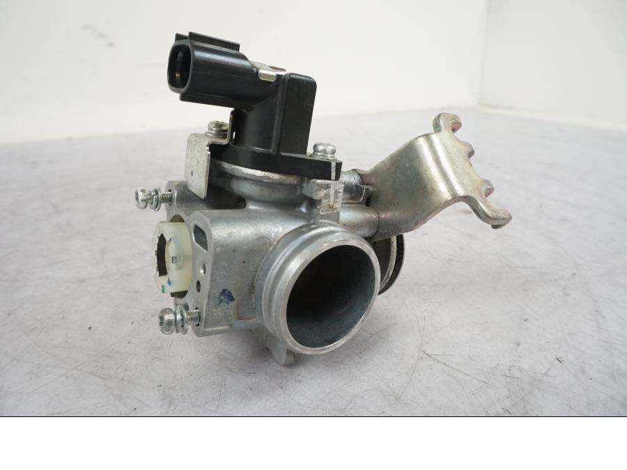 Vänster sida på Spjällhus från en Yamaha MT 125 -2017 motorcykel.