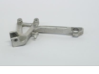 Framsidan på Fotpinnefäste från en Honda CBR 600 -1998 motorcykel.