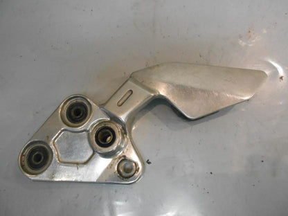 Framsidan på Fotpinnefäste från en Yamaha FZS 1000 -2002 motorcykel.