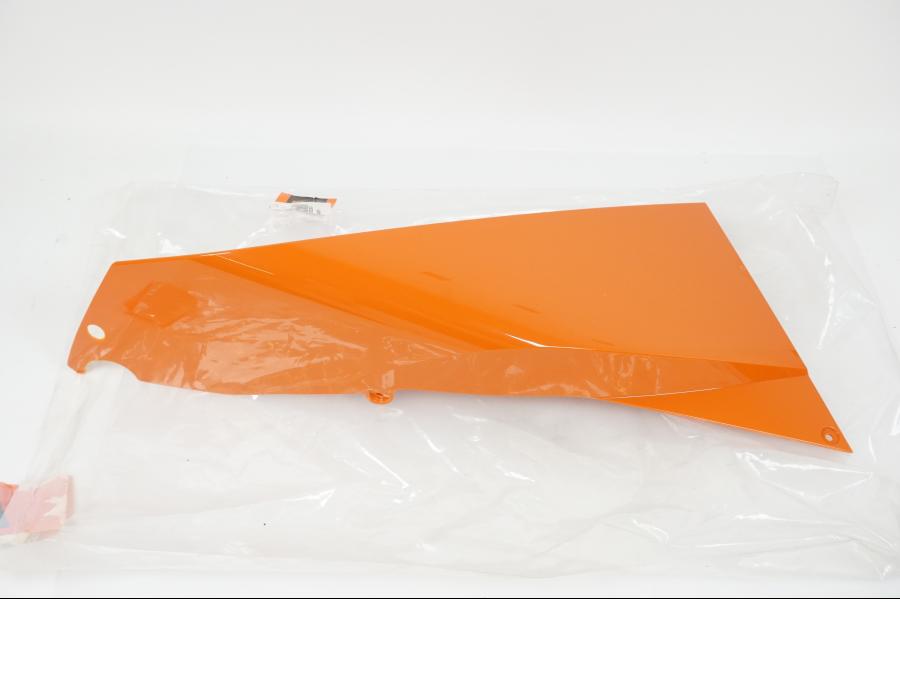 Baksidan på Sidkåpa från en KTM 690 SM -2008 motorcykel.