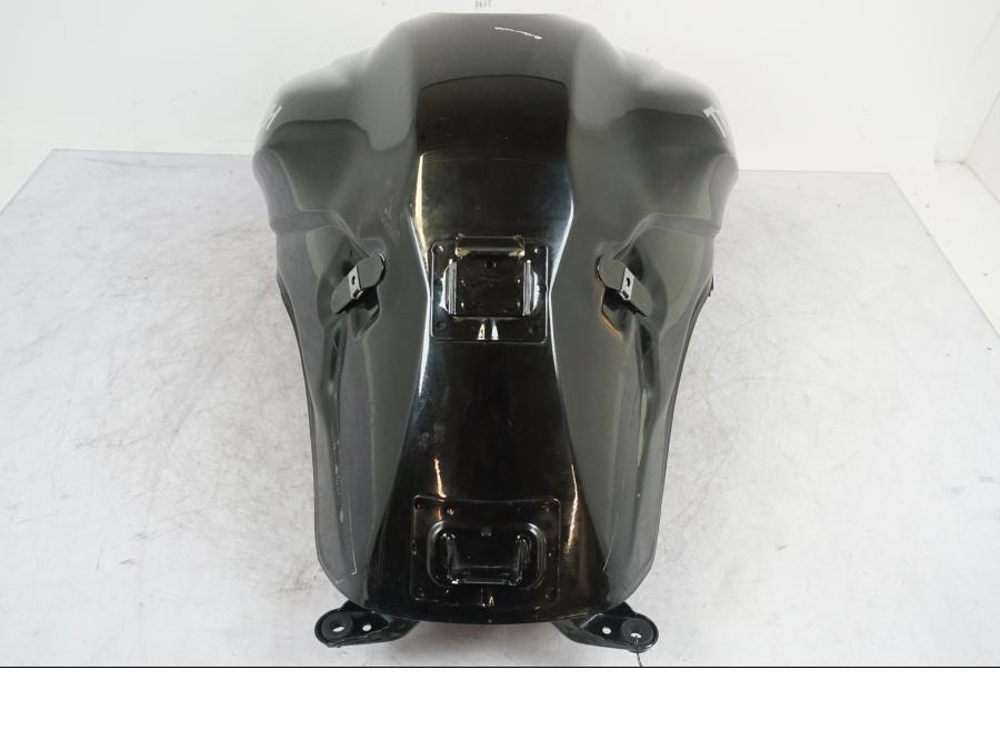 Baksidan på Bensintank från en Triumph Tiger -2009 motorcykel.