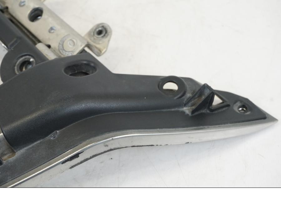 Höger sida på Bakvinge från en Aprilia Tuono V4R -2011 motorcykel.