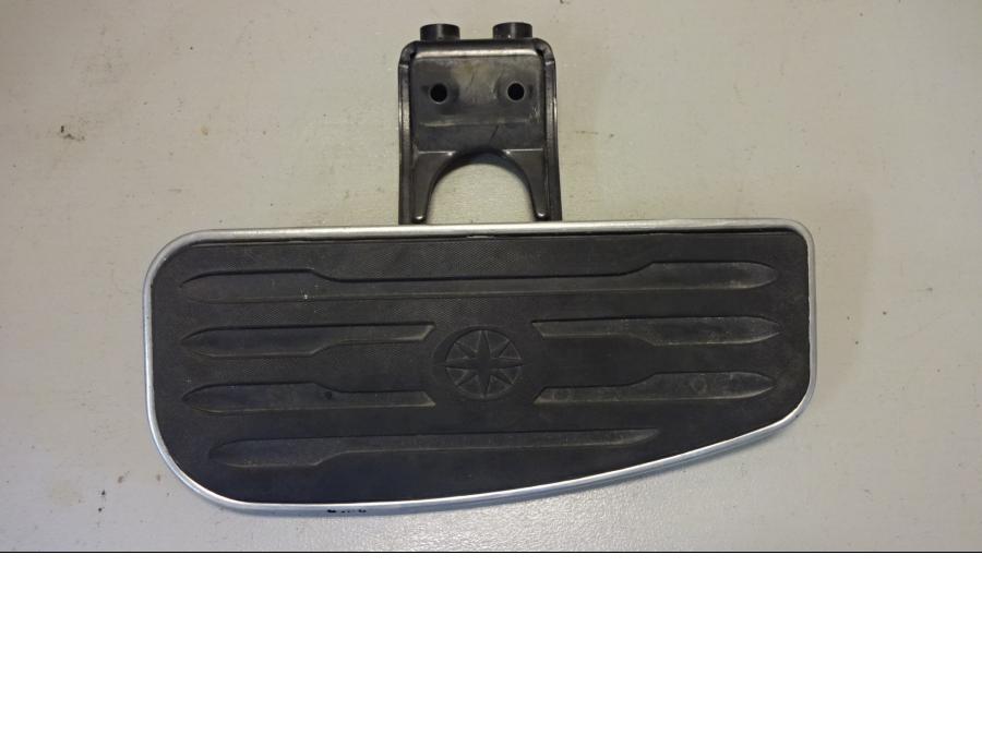 Baksidan på Fotplatta från en Yamaha XV 1600 -2002 motorcykel.